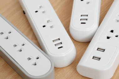 Elektrikli aletler tüm buji ve prizlerle dolu. Kablolarda biriken yüksek ısıdan dolayı kısa devre yapma riskinden dolayı..