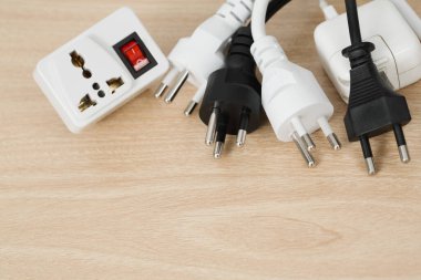 Elektrikli aletler tüm buji ve prizlerle dolu. Kablolarda biriken yüksek ısıdan dolayı kısa devre yapma riskinden dolayı..