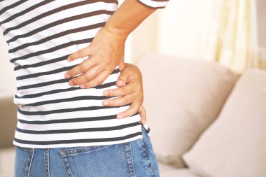 Sırt ağrısı genellikle kas zedelenmesinden kaynaklanır. kırık yastık