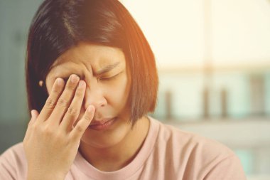 Göz yorgunluğuna, altta yatan hastalıktan kaynaklanmayan bir hastalık neden olabilir, örneğin gözlerinizi ovuşturmak, uzun süre ekranlara bakmak gibi. Yanlış görme değerlerine sahip gözlük takmak