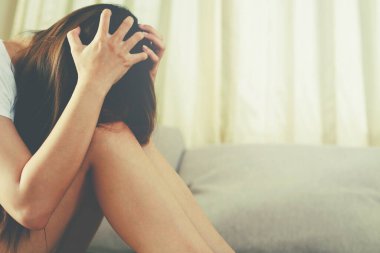 Stresli, depresyonda, uykusuzluk çeken ve erkek arkadaşından ayrılan bir kadın..