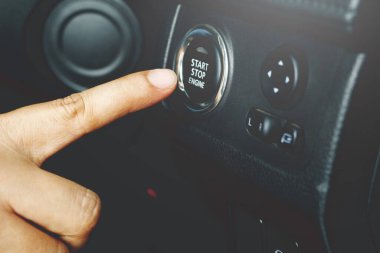 Başlat düğmesine basın ve Smart Key ile araba ile Smart Key arasındaki iletişimi sağlayın. Akıllı Anahtar olmadan, arabanın kilidi açılamaz. Ya da motoru çalıştır.