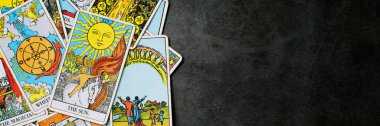 Tahta bir arka plandan esinlenilmiş, dağınık ve gelişigüzel düzenlenmiş bir Tarot kartlı çingene destesi. Falcı, sihirbaz, büyücü. Yıldız falı