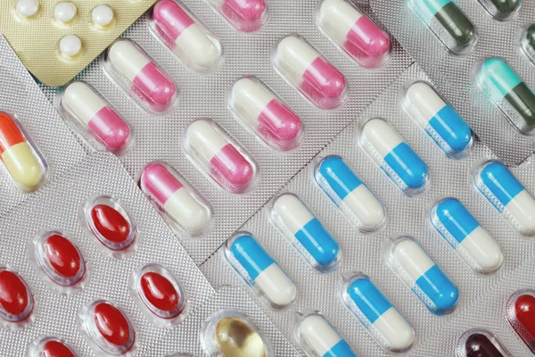 Zbliżenie Farmaceutyków Antybiotyków Pigułki Leku Opakowaniach Blistrowych Pigułki Kolorowe Antybakterials — Zdjęcie stockowe