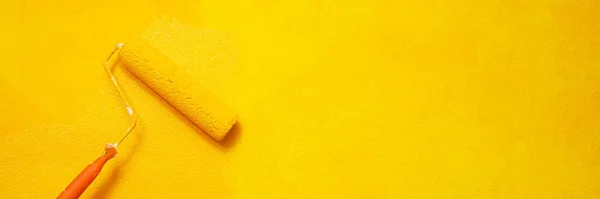 Malarz Maluje Wnętrze Ściany Żółto — Zdjęcie stockowe