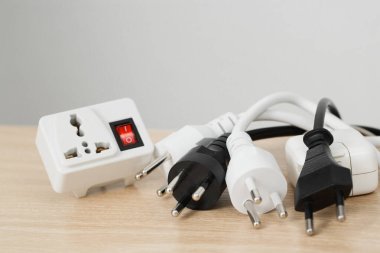 Uzatma soketi, elektrik kablosu, priz, priz, güç şeridi ve elektrik anahtarı gibi çeşitli bileşenlerden oluşan bir aygıttır..