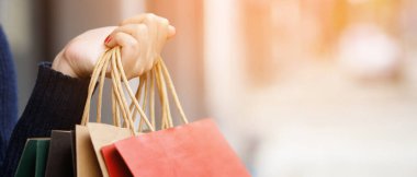 Satın alma sonra kopya alanı ile sokak boyunca yürüyüş, yaz satışı ve insan kavramı zevk hediyeler aldıktan sonra moda butik el birçok alışveriş çantası tutarak tüketim genç kadın yakın 