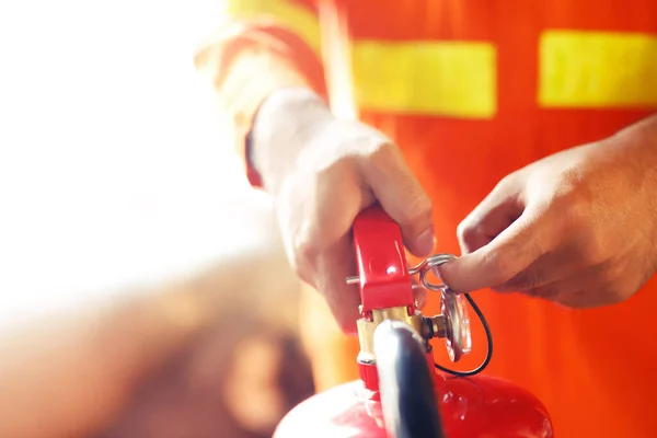 消防员手拿着灭火器 可在紧急情况下提供火灾损坏背景 安全概念 — 图库照片