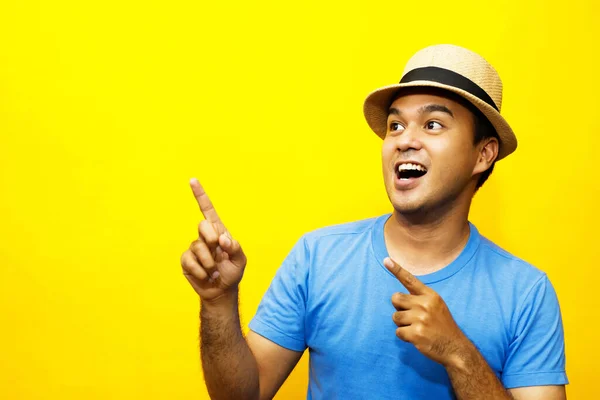 Retrato Homem Asiático Alegre Roupas Básicas Casual Chapéu Desgaste Sorrindo — Fotografia de Stock