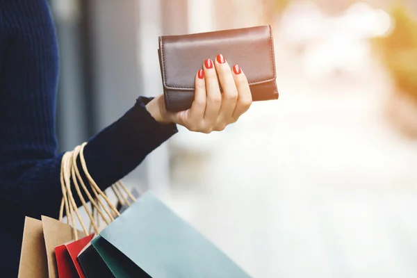 Vrouw Persoon Met Een Portemonnee Hand Kostenbeheersing Kosten Winkelen Concept — Stockfoto