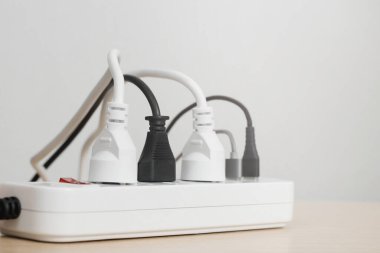 Elektrikli aletler tüm buji ve prizlerle dolu. Kablolarda biriken yüksek ısıdan dolayı kısa devre yapma riskinden dolayı..