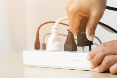 Elektrikli aletler tüm buji ve prizlerle dolu. Kablolarda biriken yüksek ısıdan dolayı kısa devre yapma riskinden dolayı..