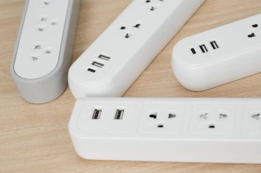 Elektrikli aletler tüm buji ve prizlerle dolu. Kablolarda biriken yüksek ısıdan dolayı kısa devre yapma riskinden dolayı..