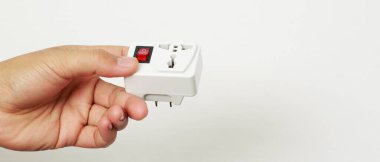 Uzatma soketi, elektrik kablosu, priz, priz, güç şeridi ve elektrik anahtarı gibi çeşitli bileşenlerden oluşan bir aygıttır..