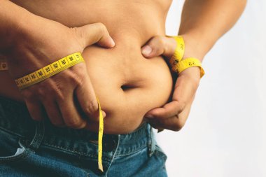  Şişman adam karnındaki aşırı kilolu bant ile karnını kontrol et.