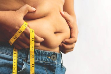 Şişman adam karnındaki aşırı kilolu bant ile karnını kontrol et.