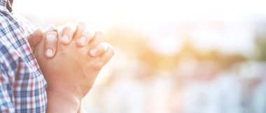 İnsan elleri avuçlarını açıp Tanrı 'ya inanç ve inançla gökyüzüne dua eder. Din ve maneviyatı umut, sevgi ve bağlılığın gücüne inanarak kavra. doldurucu ton klasiği.