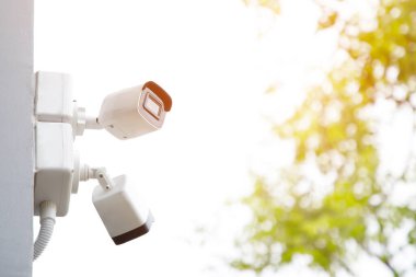 yakın çok açılı Cctv kamera hırsızlık şehir güvenlik kapağı izlerken faaliyet gösteren yeşil park kamu, konsept Cctv kamera yüklü. yumuşak odak.