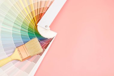 Bir ressam evin duvarları için bir boya gölgesi seçiyor. içerisi ile