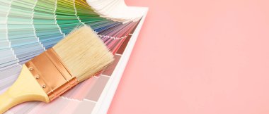 Pembe arka planda boya fırçası, mükemmel ev boyası renginin nasıl seçileceği ve sağlık için iyi.