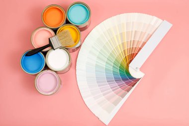 Pembe arka planda boya fırçası, mükemmel ev boyası renginin nasıl seçileceği ve sağlık için iyi.