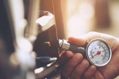 El arabası park yerini kapatın ve lastiği şişirin. Güvenli sürüş için havayı doldurun. Ulaşım aracı kavramı. 