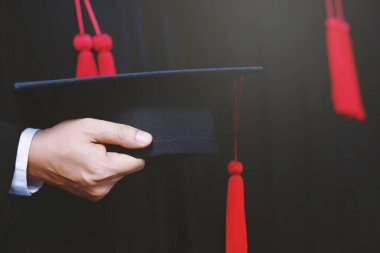 Mezuniyet, öğrenci üniversite mezunları mezuniyet töreninde şapkalarını elinde tutuyor.,