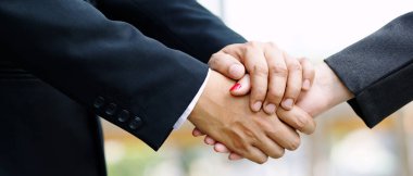 Yakın çekim bir işadamı el iki iş arkadaşı arasında iş kadını sallamak Ok, iş başarılı El ele tutuşma.