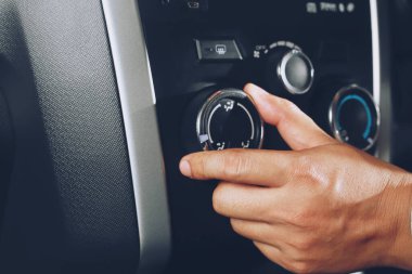 Torpido gözüne yakın, kontrol düğmesi soğutma sistemini soğutma sisteminden soğutma düğmesini ayarlıyor, arabada soğuk hava akışı var. Metin yazmak için yer bırakın.