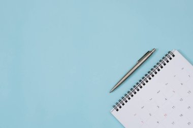Mavi kalemli takvim. Metin için boş kopyalama alanı. Yoğun zaman çizelgesi düzenleme programı, randevu ve toplantı hatırlatıcısı konsepti. iş toplantısı ya da seyahat planı konsepti.
