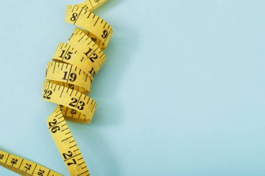 mavi arka plandaki obez insanlar için bant ölçüsü