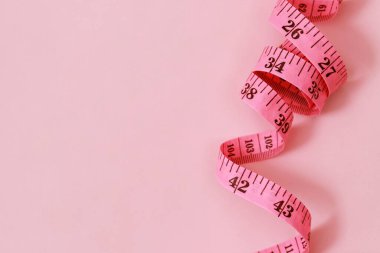 Pembe arka plan yumuşak odaklı obez insanlar için bant ölçüsü