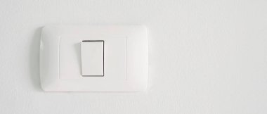 Beyaz arka planı olan elektronik ışıklandırma anahtarı. ev elektriği.