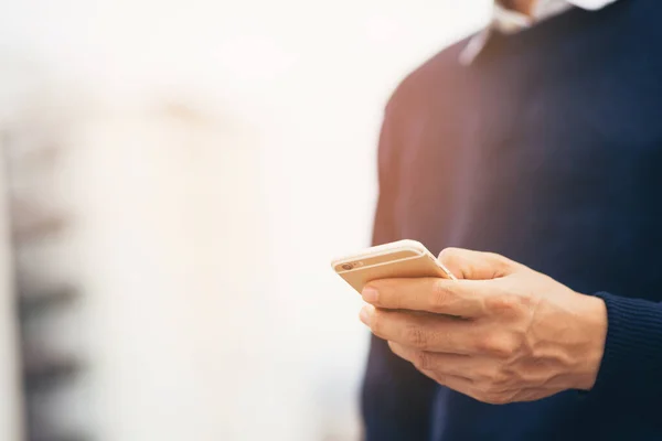 Ung Man Bär Pläd Skjorta Närbild Hand Med Mobiltelefon Vila — Stockfoto