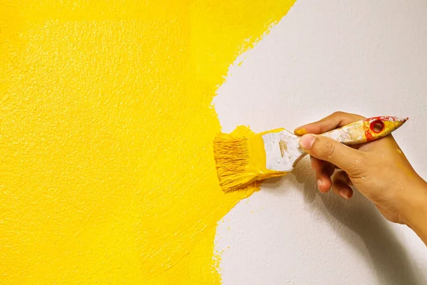 闭合手绘工人油漆表面墙面油漆公寓 装修与黄色油漆 在空白处写下描述性文字 — 图库照片
