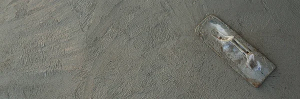 Beton karışımı, çimento, taş, kum ve suyun yanı sıra ilave kimyasallar ve diğer karışık maddelerin girişimidir..