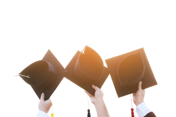 대학원 동창들 건물에 모자를 가까이 수있습니다 졸업식 과정에서 학생들의 성공적 — 스톡 사진