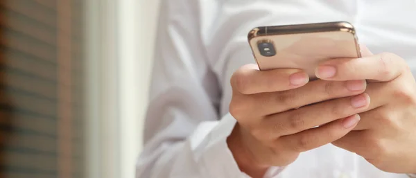 Närbild Hand Ung Kvinna Att Titta Meddelande Mobil Smart Telefon — Stockfoto