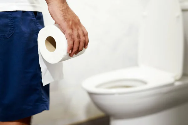 Homem Sofre Diarreia Mão Segurar Rolo Papel Tissue Frente Vaso — Fotografia de Stock