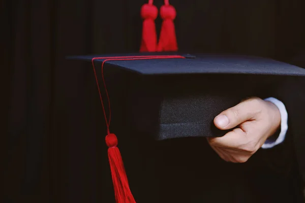 Graduação Student Segurar Chapéus Mão Durante Início Sucesso Graduados Universidade — Fotografia de Stock