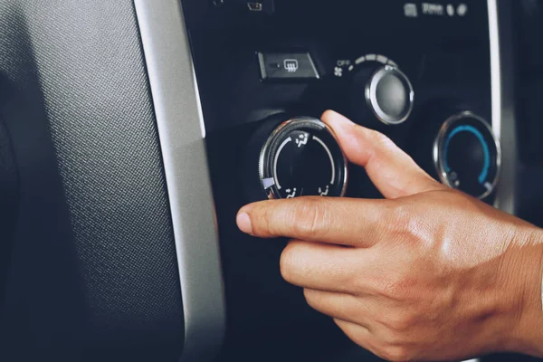 Torpido gözüne yakın, kontrol düğmesi soğutma sistemini soğutma sisteminden soğutma düğmesini ayarlıyor, arabada soğuk hava akışı var. Metin yazmak için yer bırakın.