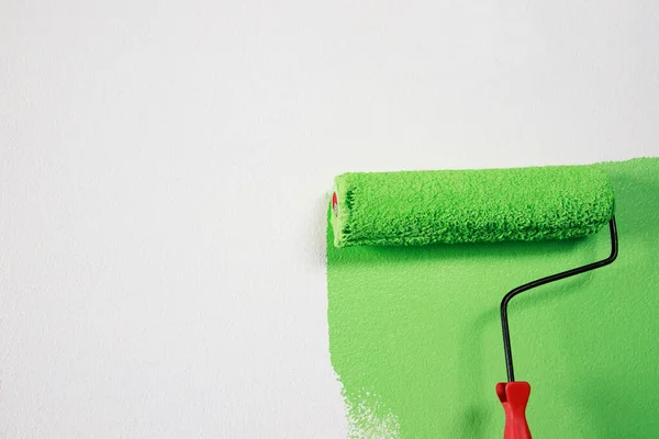 Roller Brush Malarstwo Pracownik Malowanie Ścianie Malarstwo Mieszkanie Renowacja Zielonym — Zdjęcie stockowe