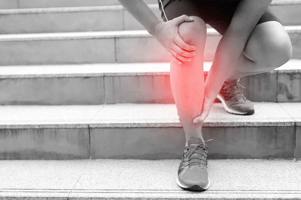 Δρομέας Αγγίζει Επώδυνα Στριμμένα Σπασμένα Προπόνηση Αθλητή Ατύχημα Σκάλες Πάνω — Φωτογραφία Αρχείου