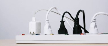 Elektrikli aletler tüm buji ve prizlerle dolu. Kablolarda biriken yüksek ısıdan dolayı kısa devre yapma riskinden dolayı..