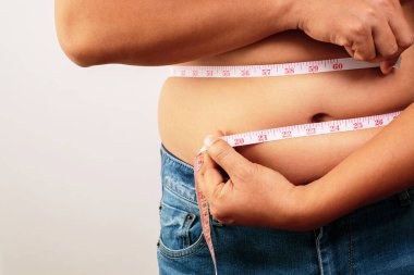 Şişman adam karnındaki aşırı kilolu bant ile karnını kontrol et.