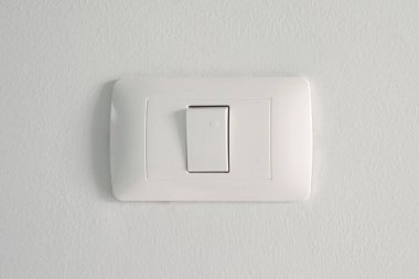 Beyaz arka planı olan elektronik ışıklandırma anahtarı. ev elektriği.