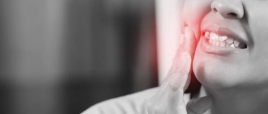 Diş ağrısı çoğunlukla diş çürümesinden kaynaklanır. Hastaların genellikle hassas dişleri vardır. Ya da diş ağrısı. Bazen ağrı kesiciler işe yaramaz.!