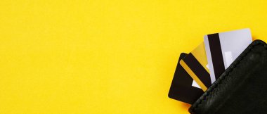 Düşük tuşlu makro çekimli kredi kartını arka plan için yumuşak odaklı bir bilgisayar klavyesine kapat. finans ya da çevrimiçi ödeme para kavramı.