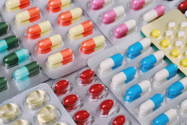 Закрыть Фармацевтические Антибиотики Таблетки Лекарства Пузырьковых Упаковках Красочные Антибактериальные Таблетки — стоковое фото