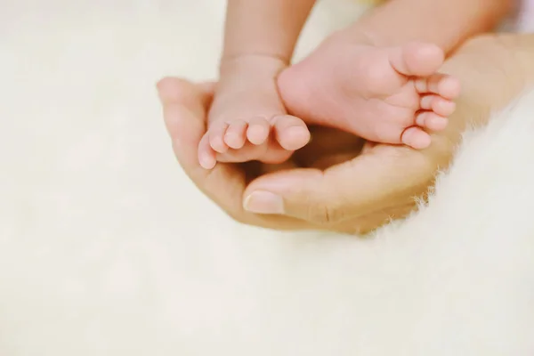 Закройте Лапки Новорожденного Младенца Руках Матери Ноги Ребенка Женских Руках — стоковое фото